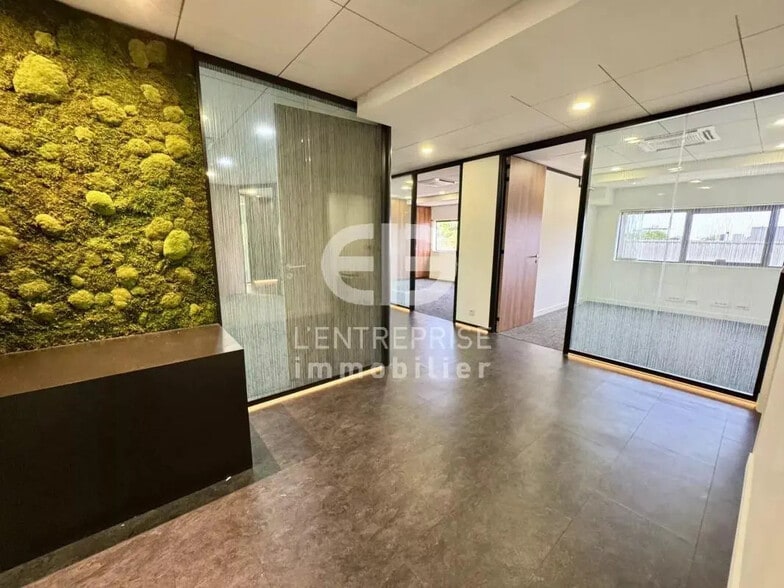 Bureau dans Villeneuve-Loubet à louer - Photo de l’immeuble – Image 3 sur 9