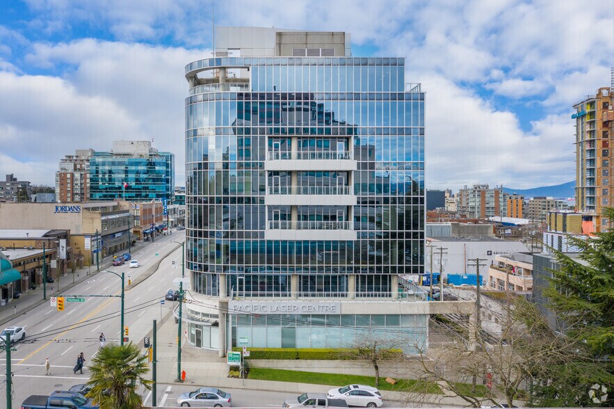 1401 W Broadway, Vancouver, BC à louer - Photo de l’immeuble – Image 2 sur 6