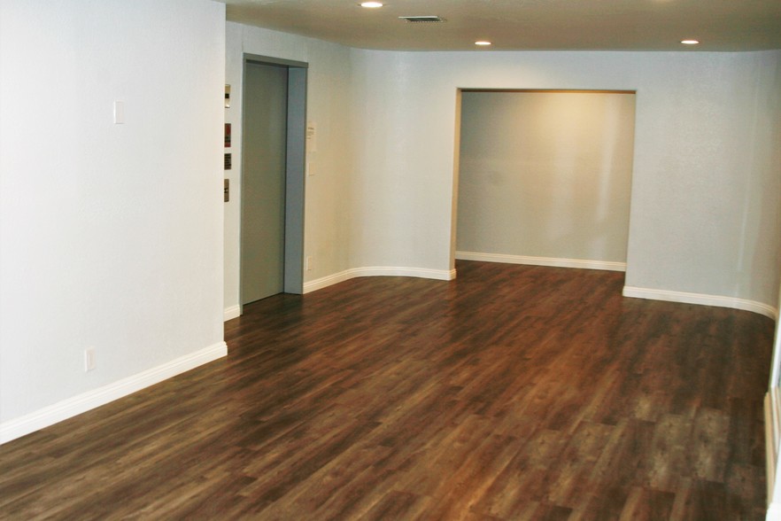 22777 Lyons Ave, Santa Clarita, CA à louer - Hall d’entrée – Image 3 sur 6