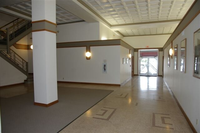 136 W Grand Ave, Beloit, WI à louer - Hall d’entrée – Image 3 sur 28