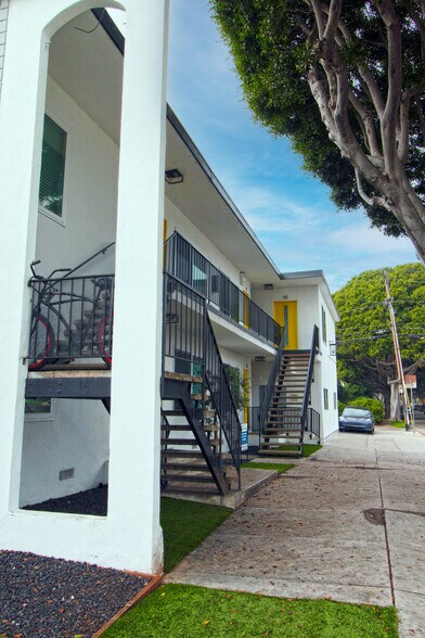2626 Cloverfield Blvd, Santa Monica, CA à vendre - Photo de l’immeuble – Image 3 sur 11