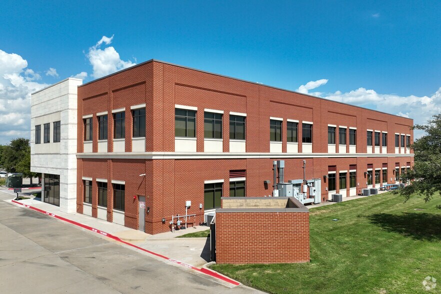 1601 W Hebron Pky, Carrollton, TX à louer - Photo de l’immeuble – Image 3 sur 4