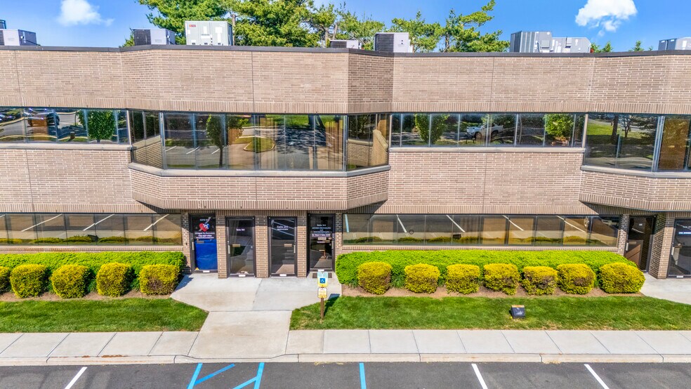 2 Hartford Dr, Tinton Falls, NJ à vendre - Photo de l’immeuble – Image 1 sur 22