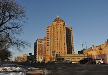 8925 E Jefferson Ave, Detroit, MI à vendre - Photo de l’immeuble – Image 2 sur 5