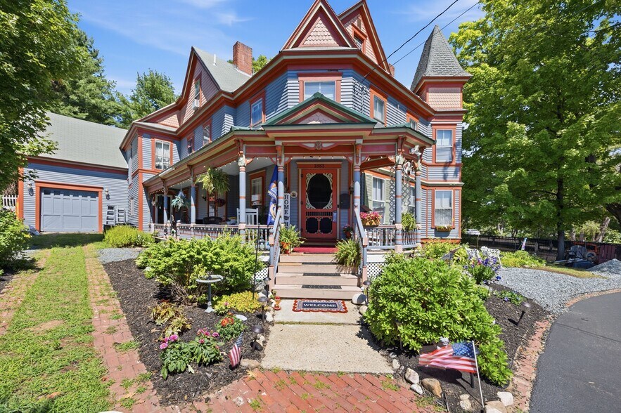 8 Pleasant St, Plymouth, NH à vendre - Photo de l’immeuble – Image 1 sur 30