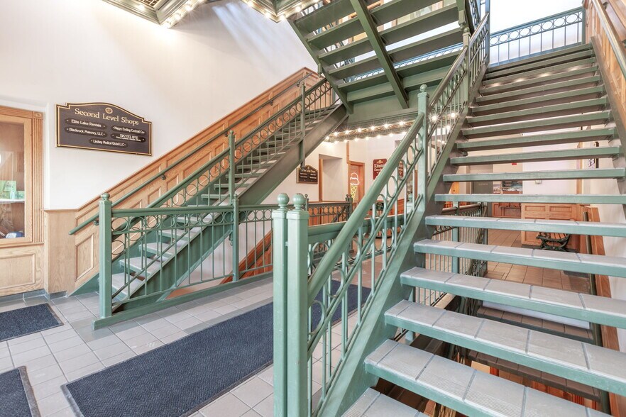 772 W Main St, Lake Geneva, WI à louer - Photo de l’immeuble – Image 3 sur 25