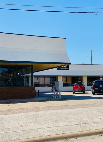 100-122 S Tarrant St, Crowley, TX à louer - Photo de l’immeuble – Image 2 sur 5