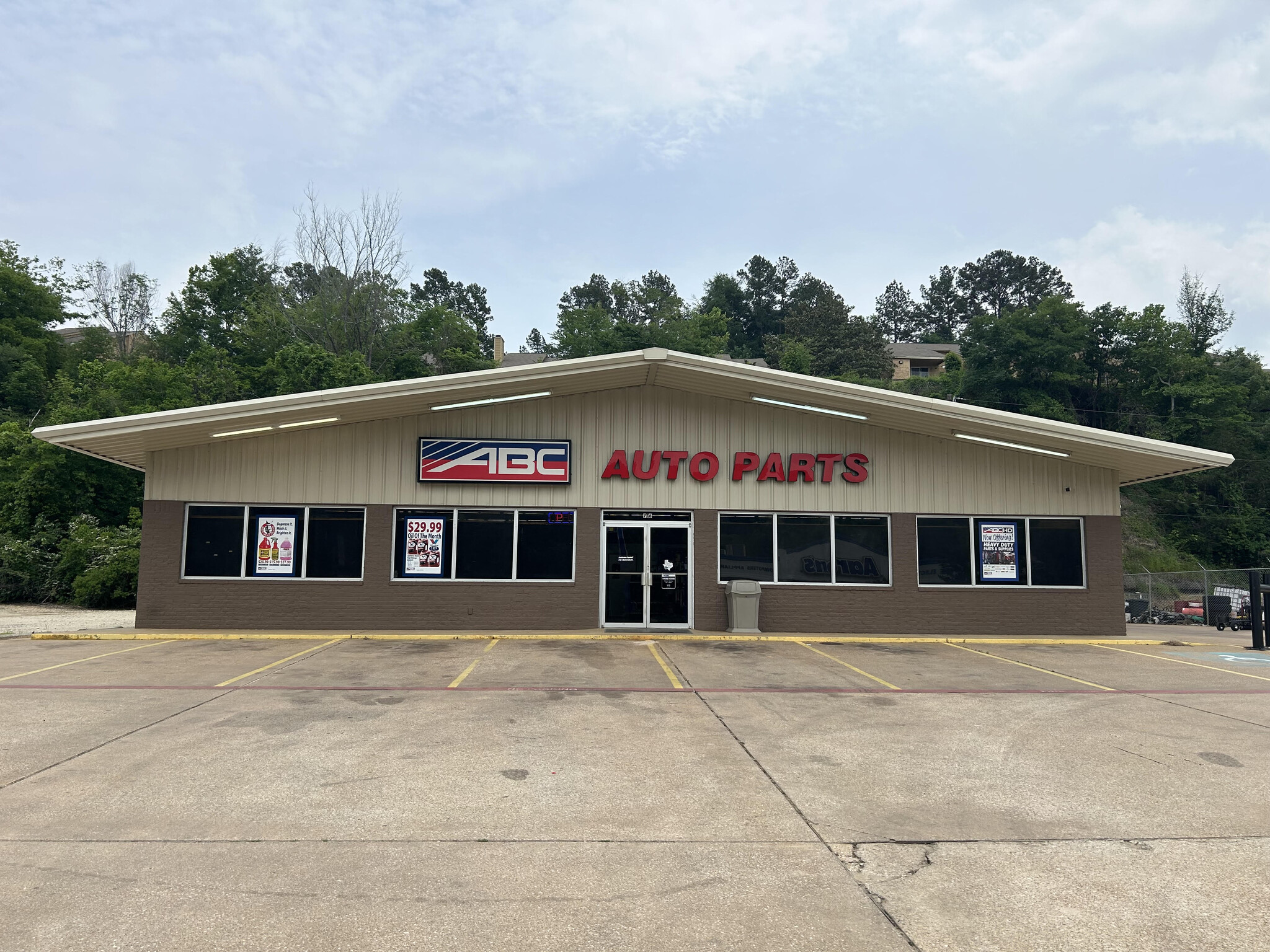 716 N University Dr, Nacogdoches, TX à louer Photo de l’immeuble– Image 1 sur 6