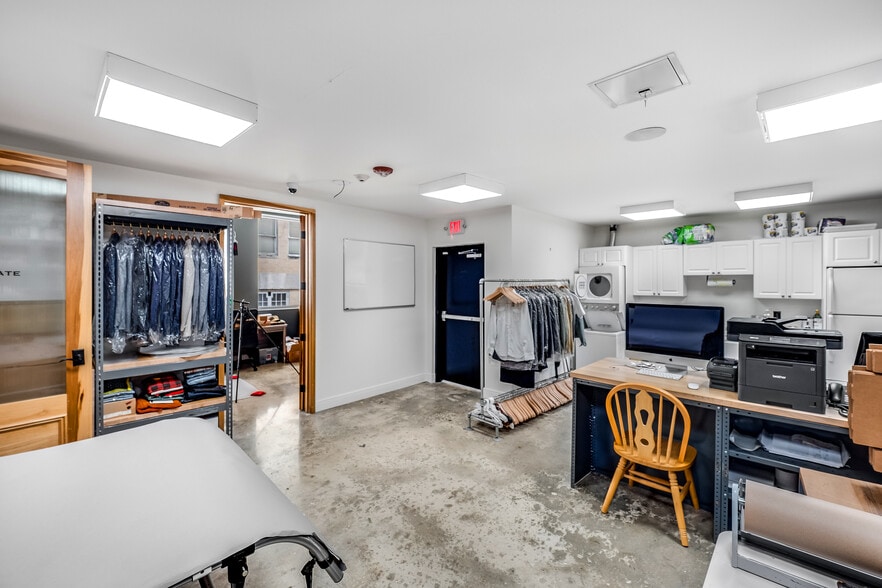 223 SE 1st St, Miami, FL à louer - Photo intérieure – Image 2 sur 11