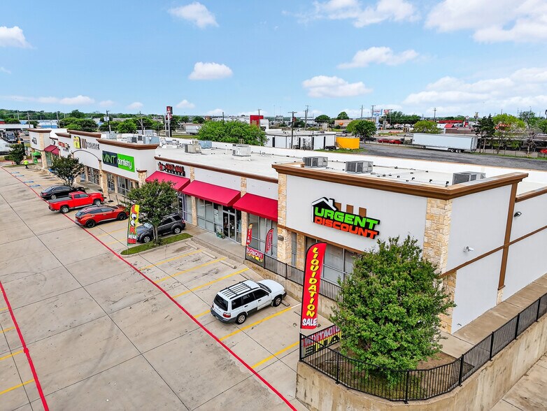 8702 S Lancaster Rd, Dallas, TX à vendre - Photo de l’immeuble – Image 2 sur 12