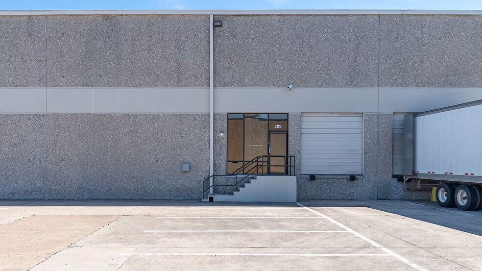 1701 Vantage Dr, Carrollton, TX à louer - Photo de l’immeuble – Image 3 sur 5