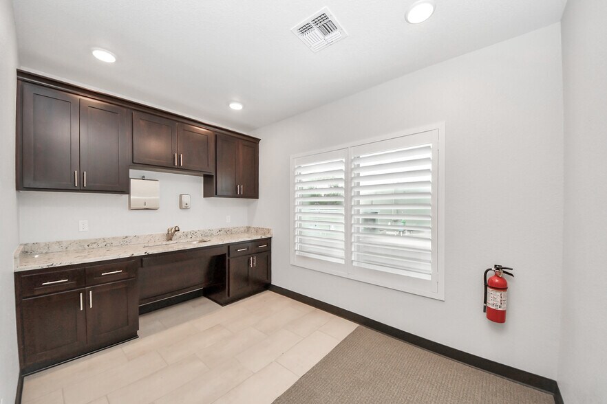 6536 Greatwood Pky, Sugar Land, TX à louer - Photo de l’immeuble – Image 2 sur 19