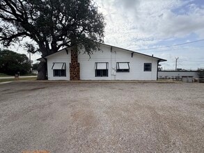 415 W Goodwin St, Pleasanton, TX à louer Photo de l’immeuble– Image 2 sur 3