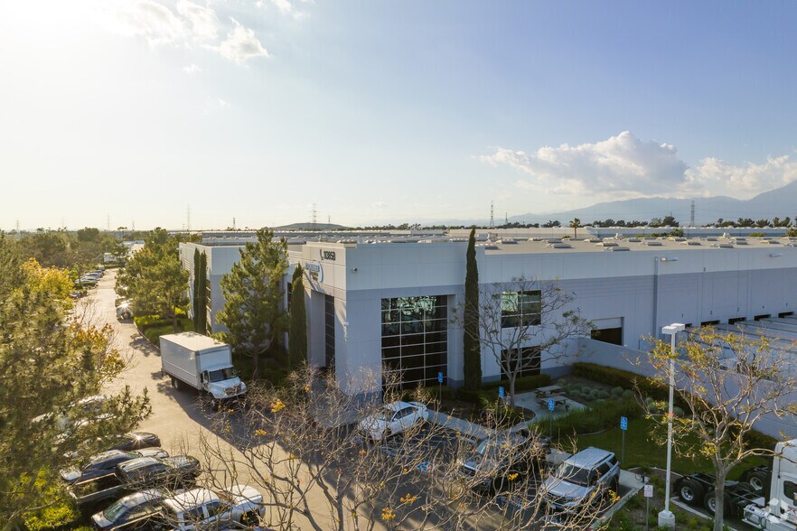 11385 Venture Dr, Jurupa Valley, CA à louer - Photo principale – Image 1 sur 12
