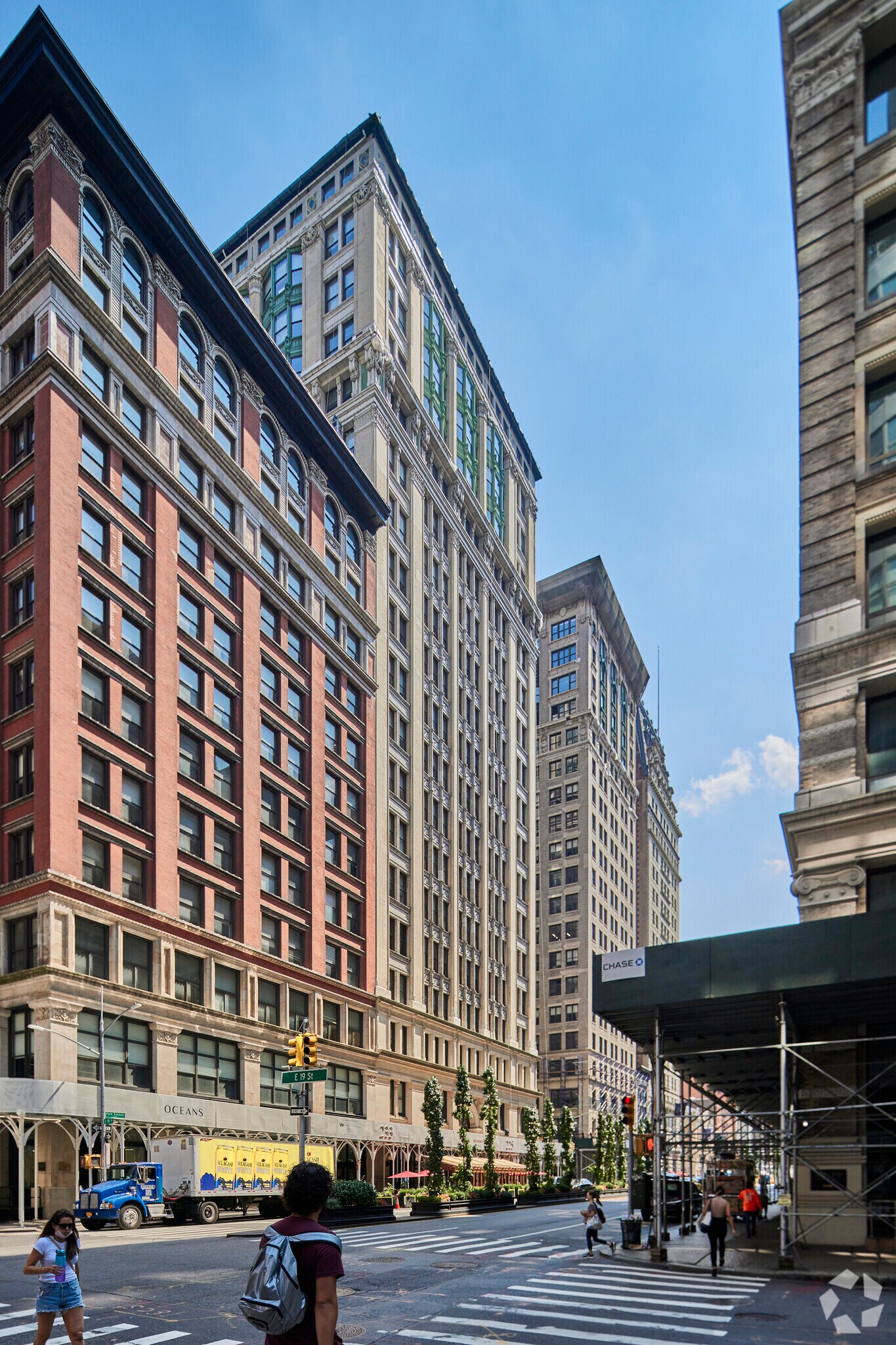 225 Park Ave S, New York, NY à louer Photo de l’immeuble– Image 1 sur 13