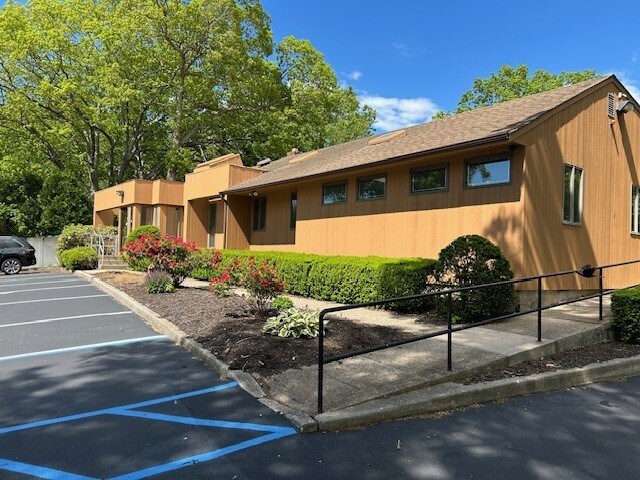 335 Terry Rd, Smithtown, NY à louer - Photo de l’immeuble – Image 2 sur 8