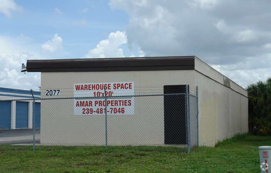 2077 Beacon Manor Dr, Fort Myers, FL à vendre - Photo de l’immeuble – Image 3 sur 3