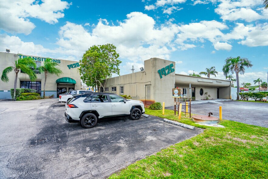 1928 NE 154th St, North Miami Beach, FL à louer - Photo de l’immeuble – Image 2 sur 21
