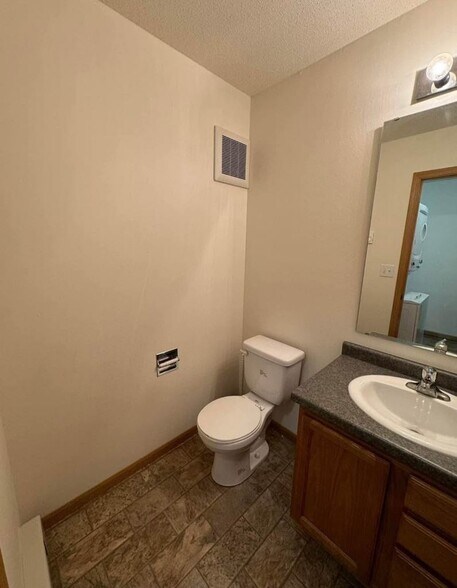 Located on the SE side of Crosby, just a block from The Bypass Bar & Grill and across the, Crosby, ND à vendre - Photo intérieure – Image 2 sur 14
