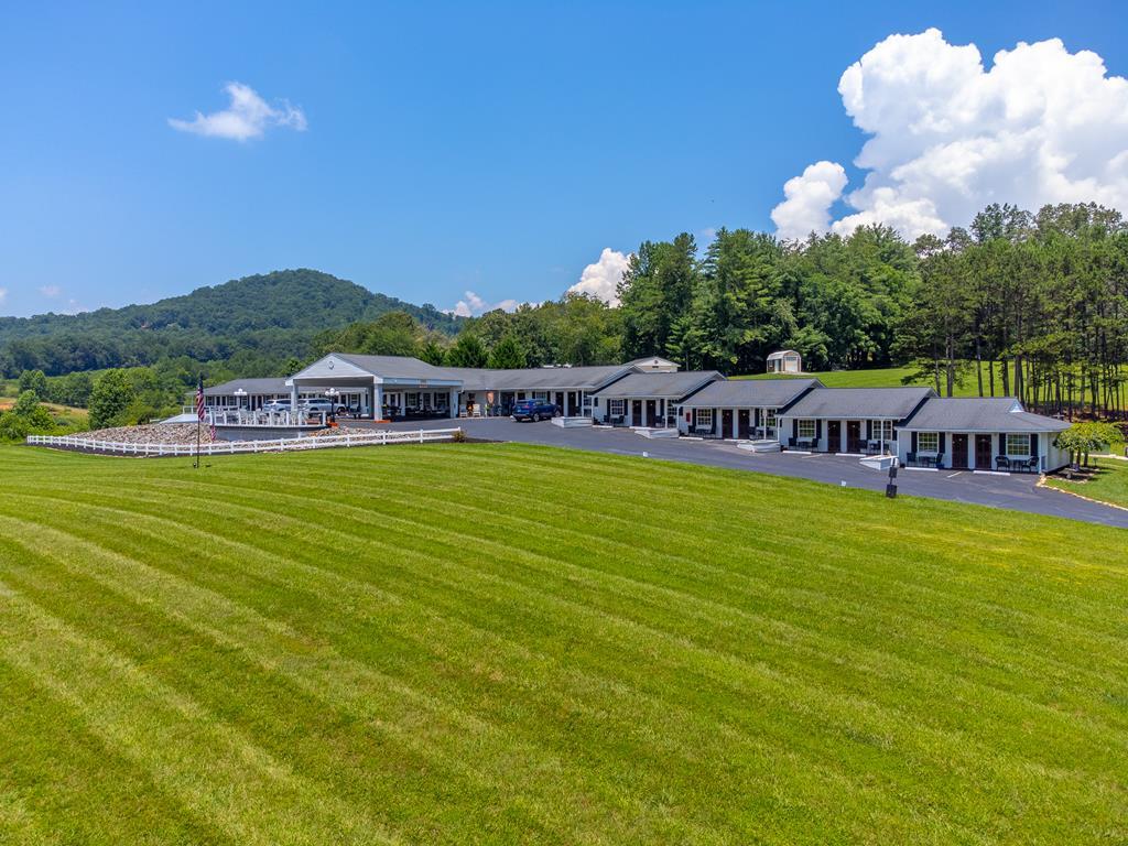 40 Chatuge Ln, Hayesville, NC à vendre Photo de l’immeuble– Image 1 sur 33