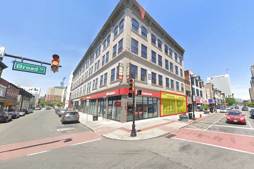 869 Broad St, Newark, NJ à louer - Photo de l’immeuble – Image 1 sur 3