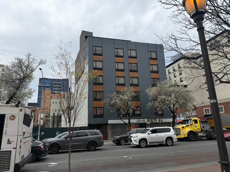 13553 Northern Blvd, Flushing, NY à vendre - Photo de l’immeuble – Image 3 sur 5