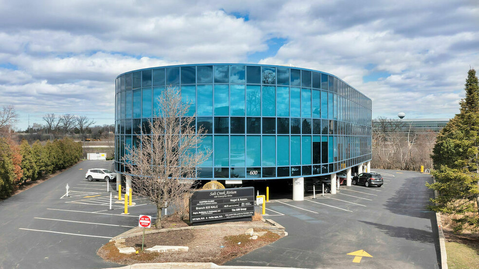 600 Enterprise Dr, Oak Brook, IL à vendre - Photo de l’immeuble – Image 2 sur 10