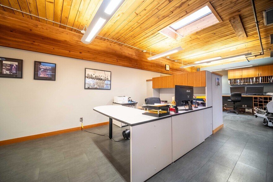 3905 2nd Ave, Burnaby, BC à vendre - Photo de l’immeuble – Image 3 sur 18