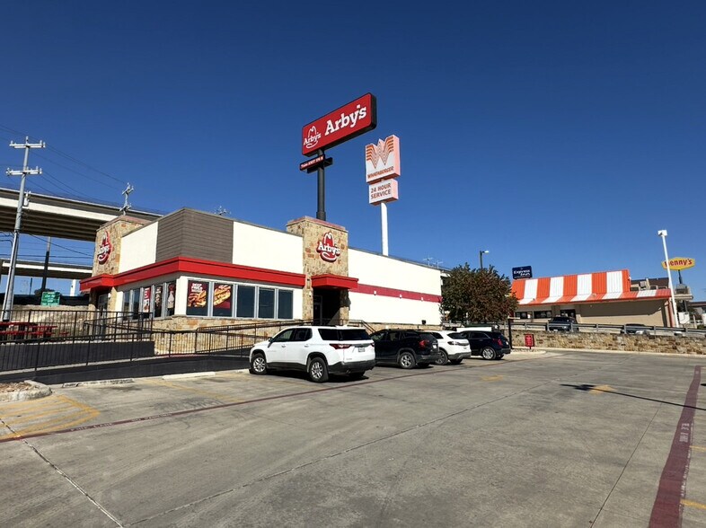 12802 N Ih 35, Live Oak, TX à louer - Photo de l’immeuble – Image 2 sur 3