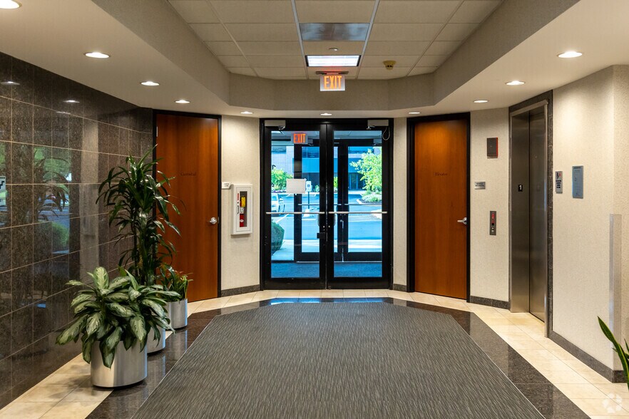 1770 Park St, Naperville, IL à vendre - Hall d’entrée – Image 2 sur 10