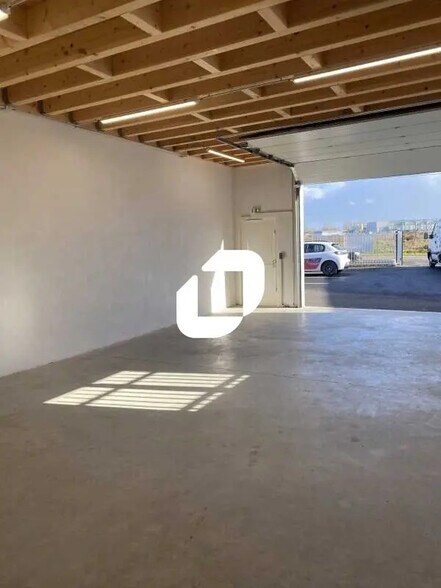 Local d'activités dans Izon à vendre - Photo de l’immeuble – Image 2 sur 4