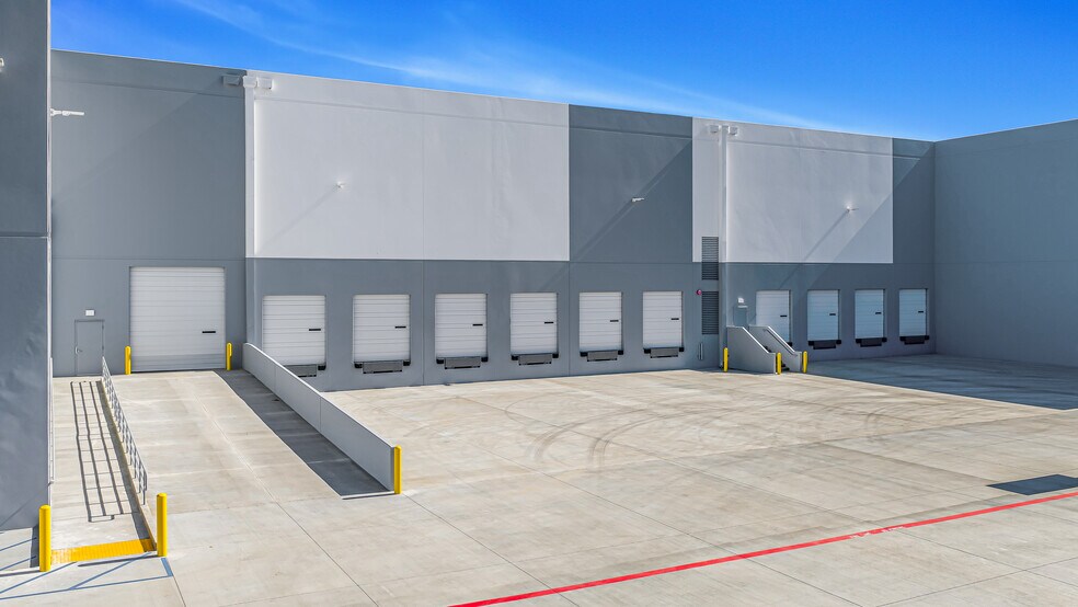 300 E Dyer Rd, Santa Ana, CA à vendre - Photo de l’immeuble – Image 3 sur 8