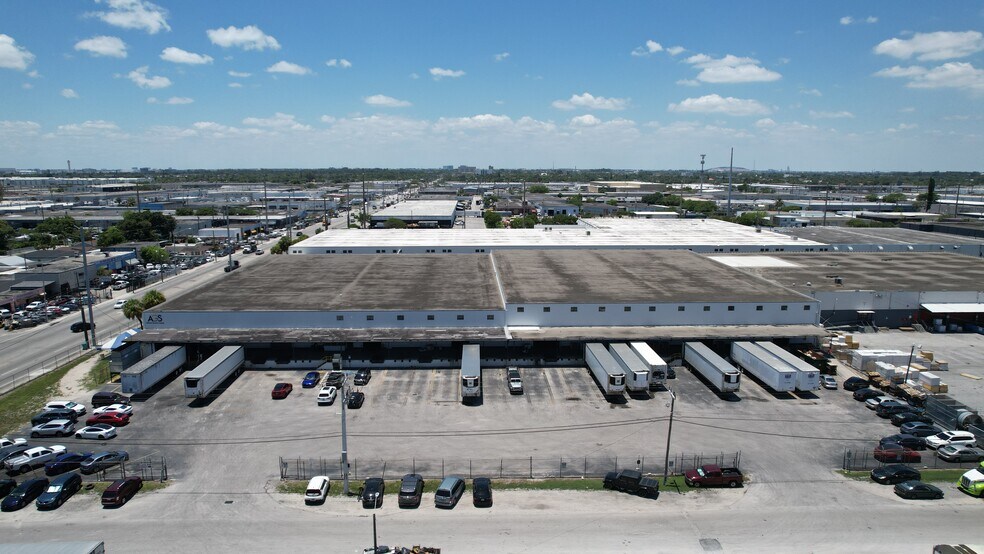 5400 NW 32nd Ct, Miami, FL à louer - Photo de l’immeuble – Image 3 sur 16
