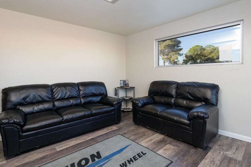 120 S Warner St, Ridgecrest, CA à vendre - Photo de l’immeuble – Image 3 sur 13