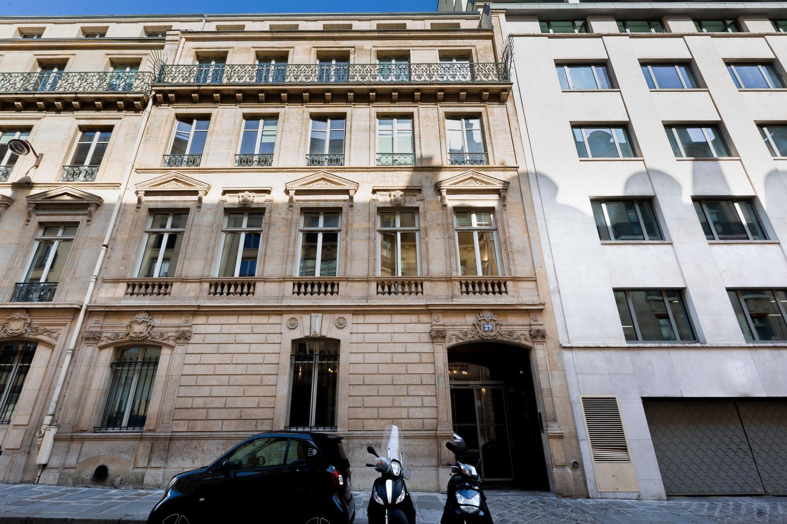 27/29 Rue De Bassano, Paris à louer Photo de l’immeuble– Image 1 sur 11