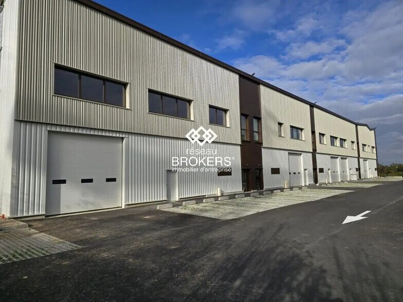 Industriel/Logistique dans Osny à louer - Photo de l’immeuble – Image 1 sur 7
