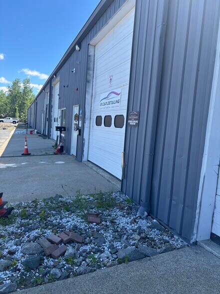 66 Commercial Way, East Providence, RI à louer - Photo de l’immeuble – Image 1 sur 6