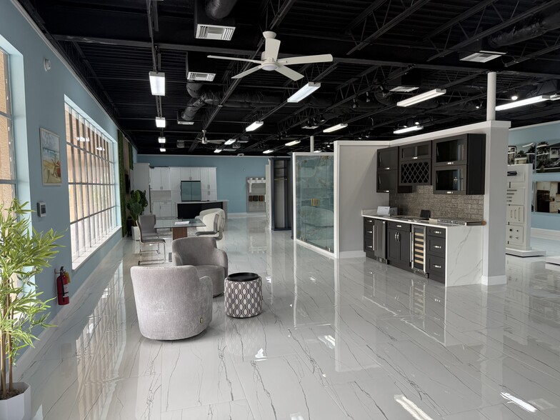 7050 Winkler Rd, Fort Myers, FL à louer - Photo intérieure – Image 1 sur 10