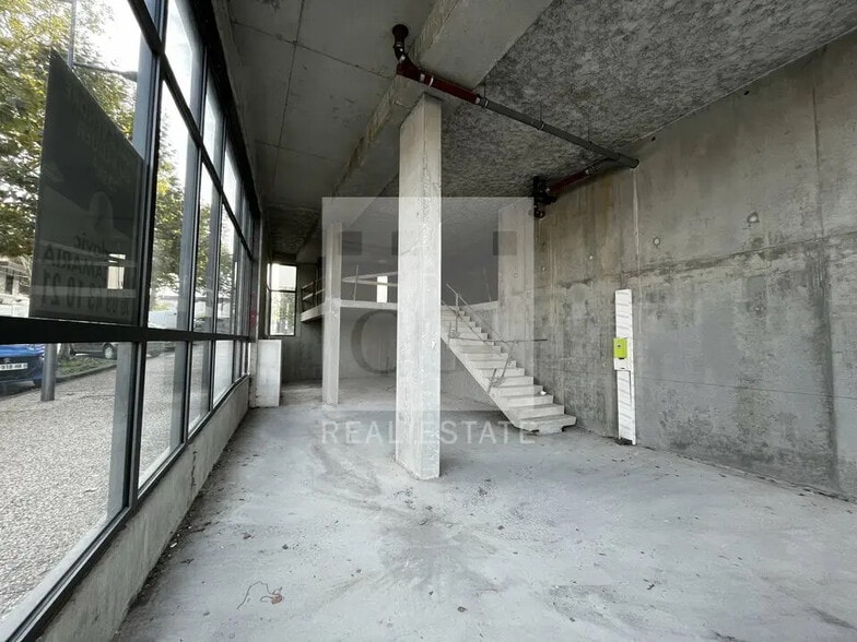 Local commercial dans Sathonay-Camp à vendre - Photo de l’immeuble – Image 2 sur 21