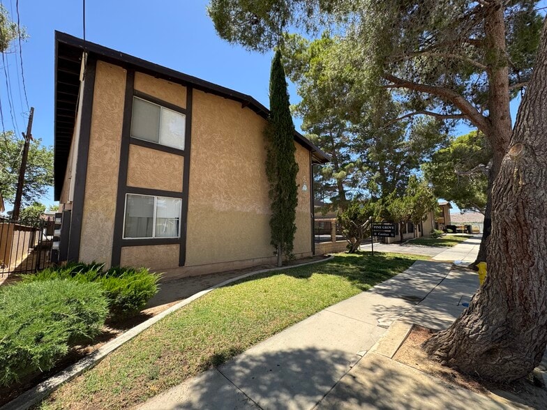 518-524 E Avenue Q-12, Palmdale, CA à vendre - Photo de l’immeuble – Image 3 sur 16
