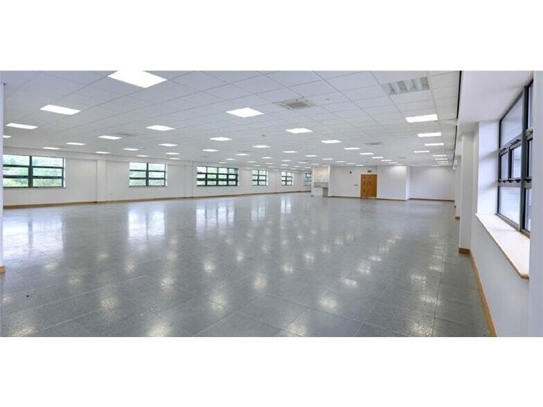 Lake View Dr, Nottingham à louer - Photo de l’immeuble – Image 2 sur 5