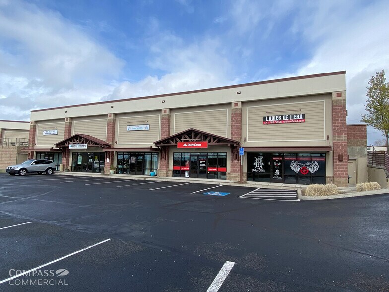 2276 SW Highland Ave, Redmond, OR à louer - Photo de l’immeuble – Image 2 sur 7