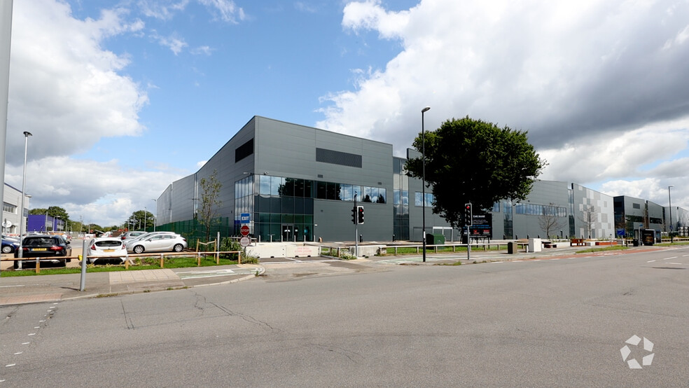 Fleming Way, Crawley à louer - Vidéo aérienne – Image 2 sur 25