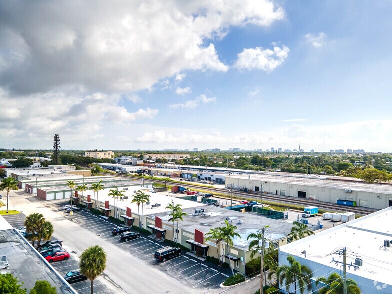 4748-4794 NE 11th Ave, Oakland Park, FL à louer - Photo de l’immeuble – Image 2 sur 12
