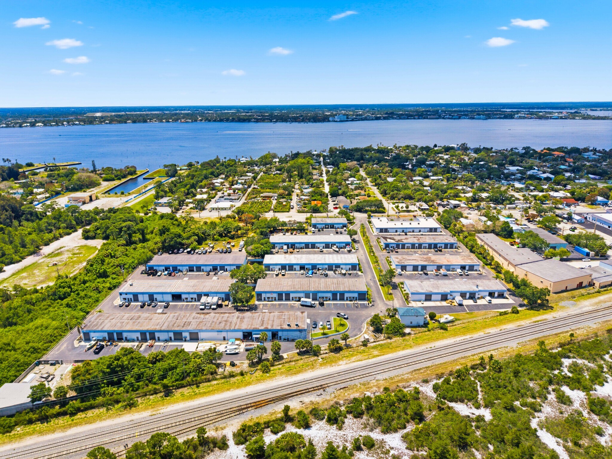 895 NE Dixie Hwy, Jensen Beach, FL à louer Photo principale– Image 1 sur 16