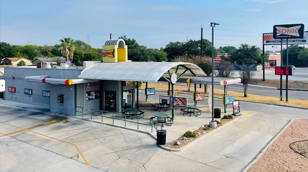 13131 Nacogdoches Rd, San Antonio, TX à louer - Photo de l’immeuble – Image 1 sur 3