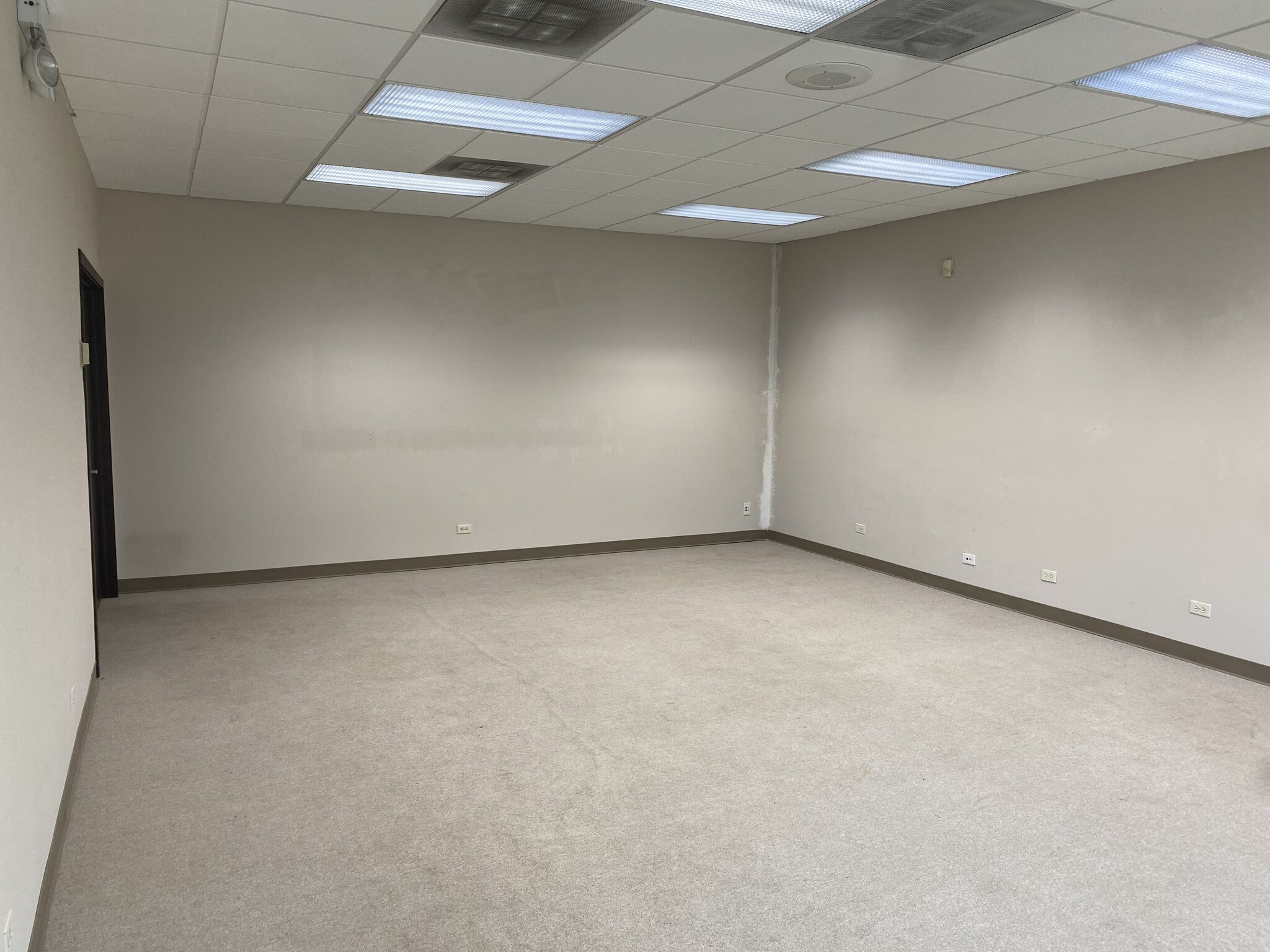 915 N Plum Grove Rd, Schaumburg, IL à louer Photo intérieure– Image 1 sur 3