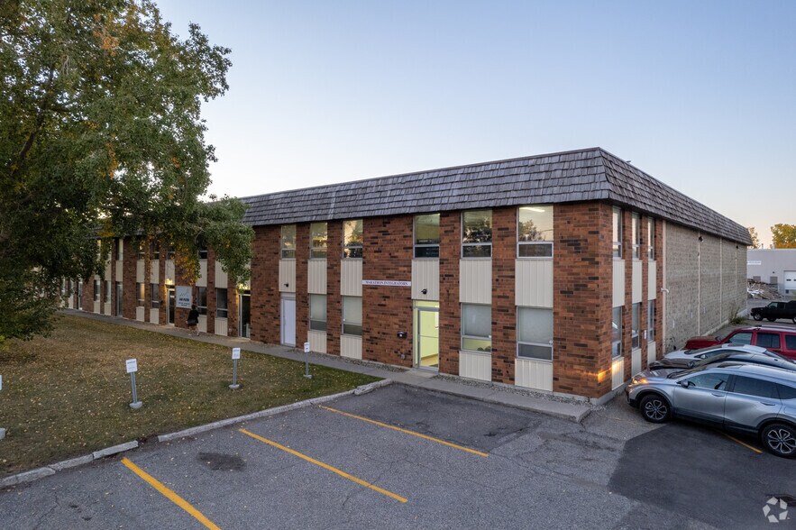 1235 40th Ave NE, Calgary, AB à louer - Photo de l’immeuble – Image 2 sur 6