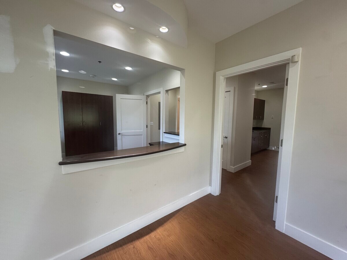 23 N Main St, Hilton Head Island, SC 29926 - Lot 303 -  - Photo intérieure - Image 1 of 17