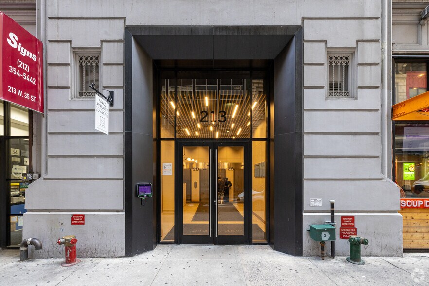 213 W 35th St, New York, NY à louer - Photo de l’immeuble – Image 3 sur 8